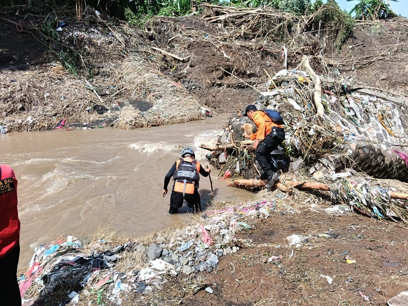 im gabungan berupaya mencari dua korban yang masih hilang akibat banjir bandang di Desa Banjar, Kacamatan Banjar, Kabupaten Buleleng, Provinsi Bali, Sabtu (7/3). (Dok. BPBD Kabupaten Buleleng)