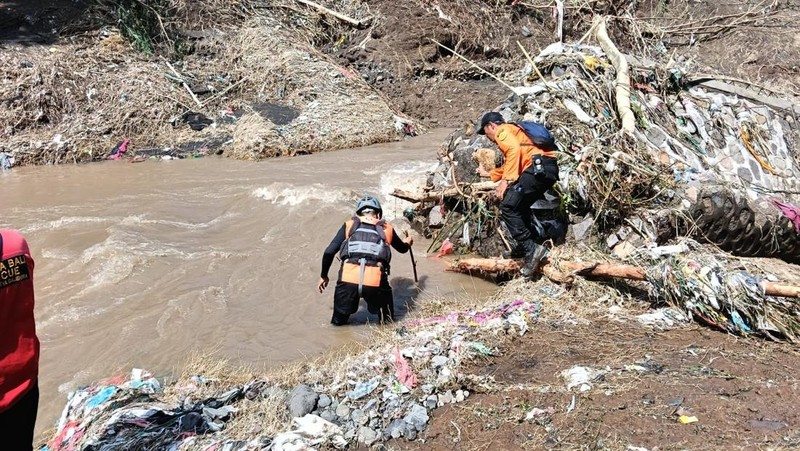 im gabungan berupaya mencari dua korban yang masih hilang akibat banjir bandang di Desa Banjar, Kacamatan Banjar, Kabupaten Buleleng, Provinsi Bali, Sabtu (7/3). (Dok. BPBD Kabupaten Buleleng)
