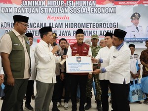Tito Karnavian Salurkan Bantuan untuk Korban Bencana di Pidie Jaya