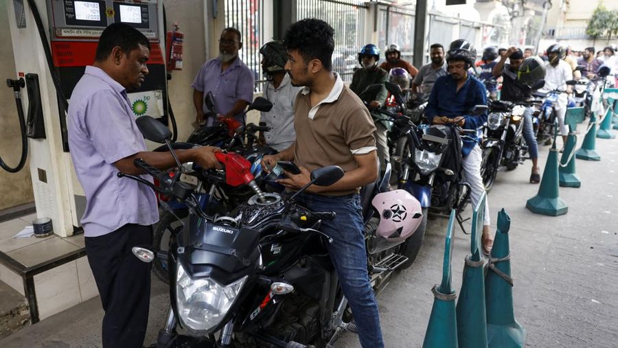 Kendaraan mengantre di sebuah stasiun pengisian bahan bakar, seiring meningkatnya kekhawatiran atas pasokan bahan bakar menyusul konflik AS-Israel dengan Iran, di Dhaka, Bangladesh, 6 Maret 2026. (REUTERS/Mohammad Ponir Hossain)