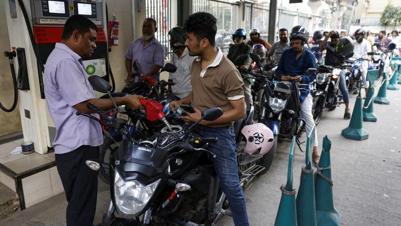 Kendaraan mengantre di sebuah stasiun pengisian bahan bakar, seiring meningkatnya kekhawatiran atas pasokan bahan bakar menyusul konflik AS-Israel dengan Iran, di Dhaka, Bangladesh, 6 Maret 2026. (REUTERS/Mohammad Ponir Hossain)