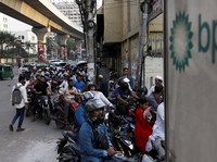 Penampakan Motor-Mobil Mengular-Antre di SPBU Akibat Pembatasan BBM