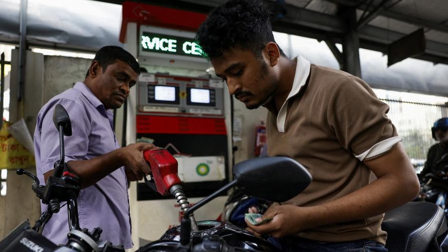 Kendaraan mengantre di sebuah stasiun pengisian bahan bakar, seiring meningkatnya kekhawatiran atas pasokan bahan bakar menyusul konflik AS-Israel dengan Iran, di Dhaka, Bangladesh, 6 Maret 2026. (REUTERS/Mohammad Ponir Hossain)