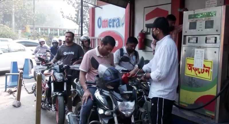 Kendaraan mengantre di sebuah stasiun pengisian bahan bakar, seiring meningkatnya kekhawatiran atas pasokan bahan bakar menyusul konflik AS-Israel dengan Iran, di Dhaka, Bangladesh, 6 Maret 2026. (REUTERS/Mohammad Ponir Hossain)