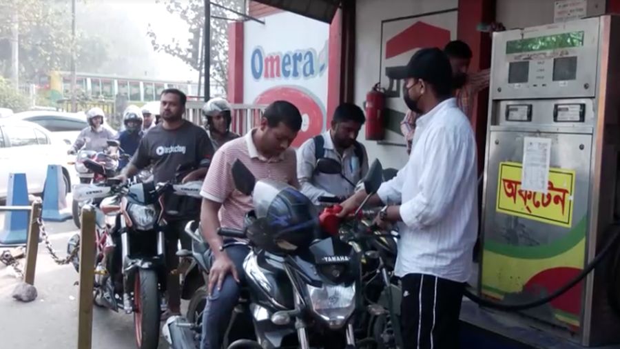 Kendaraan mengantre di sebuah stasiun pengisian bahan bakar, seiring meningkatnya kekhawatiran atas pasokan bahan bakar menyusul konflik AS-Israel dengan Iran, di Dhaka, Bangladesh, 6 Maret 2026. (REUTERS/Mohammad Ponir Hossain)
