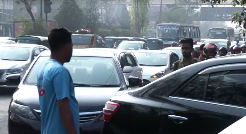 Kendaraan mengantre di sebuah stasiun pengisian bahan bakar, seiring meningkatnya kekhawatiran atas pasokan bahan bakar menyusul konflik AS-Israel dengan Iran, di Dhaka, Bangladesh, 6 Maret 2026. (REUTERS/Mohammad Ponir Hossain)