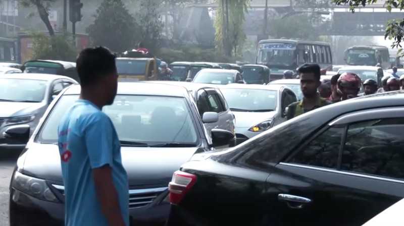 Kendaraan mengantre di sebuah stasiun pengisian bahan bakar, seiring meningkatnya kekhawatiran atas pasokan bahan bakar menyusul konflik AS-Israel dengan Iran, di Dhaka, Bangladesh, 6 Maret 2026. (REUTERS/Mohammad Ponir Hossain)
