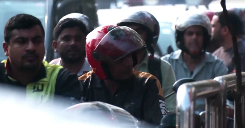 Kendaraan mengantre di sebuah stasiun pengisian bahan bakar, seiring meningkatnya kekhawatiran atas pasokan bahan bakar menyusul konflik AS-Israel dengan Iran, di Dhaka, Bangladesh, 6 Maret 2026. (REUTERS/Mohammad Ponir Hossain)