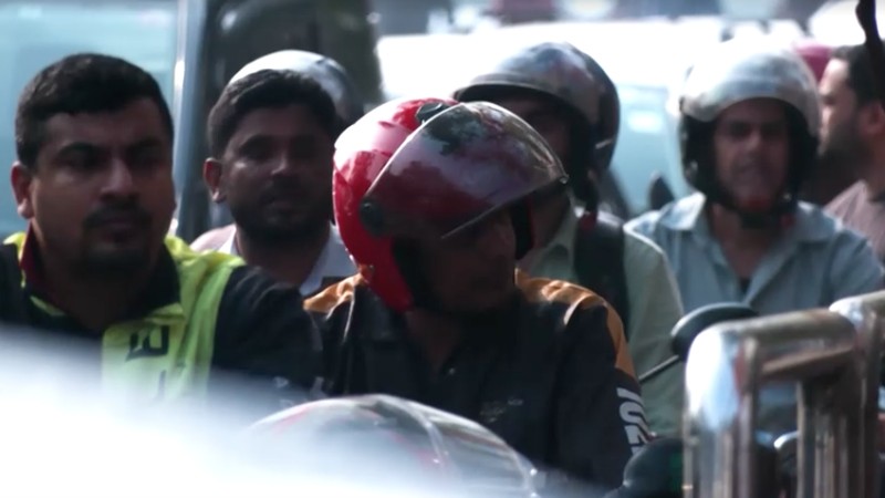 Kendaraan mengantre di sebuah stasiun pengisian bahan bakar, seiring meningkatnya kekhawatiran atas pasokan bahan bakar menyusul konflik AS-Israel dengan Iran, di Dhaka, Bangladesh, 6 Maret 2026. (REUTERS/Mohammad Ponir Hossain)