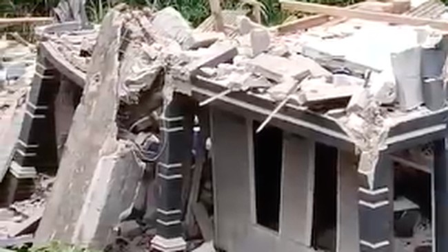 Tembok Rumah Pecah-Hancur Rata Tanah Dihantam Musibah Pergerakan Tanah