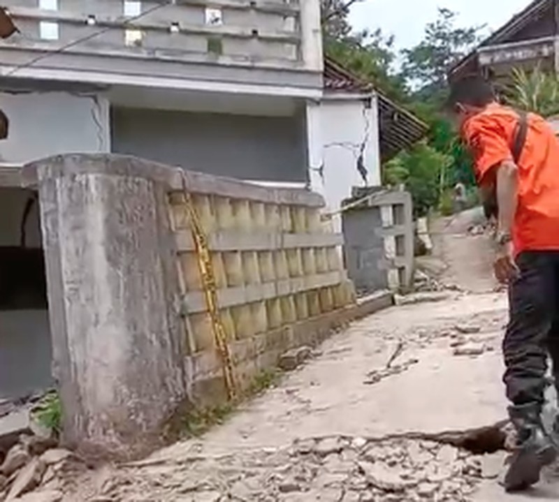 Lebih dari 100 Rumah Rusak Akibat Gerakan Tanah di Bantargadung Sukabumi, Ratusan Jiwa Mengungsi. (Dok. BNPB)