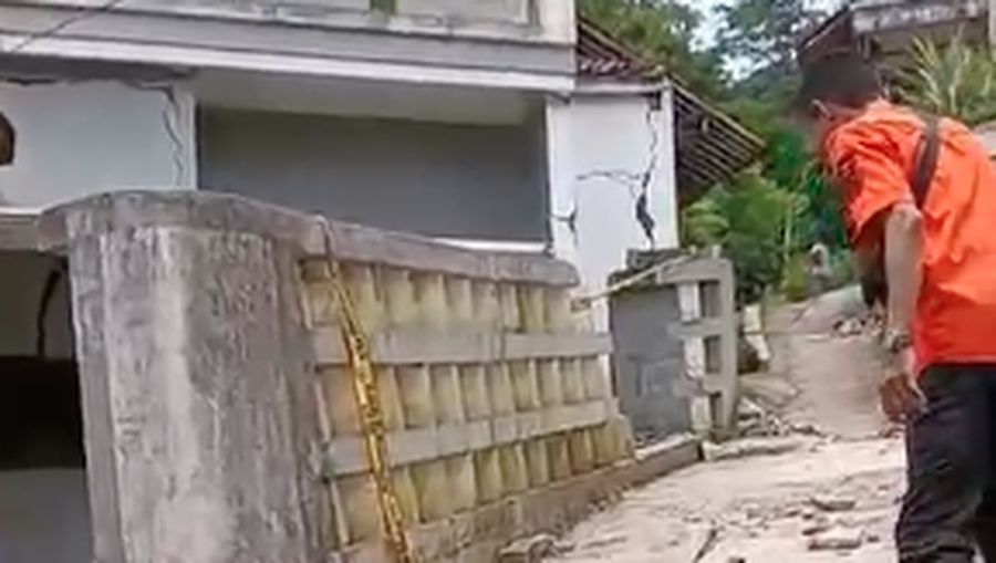 Lebih dari 100 Rumah Rusak Akibat Gerakan Tanah di Bantargadung Sukabumi, Ratusan Jiwa Mengungsi. (Dok. BNPB)