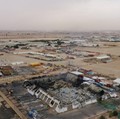 Foto udara menunjukkan kerusakan di kompleks perkantoran dan gudang yang digunakan oleh perusahaan AS Halliburton setelah serangan drone di Basra, Irak, Sabtu (7/3/2026). (REUTERS/Essam Al-Sudani)