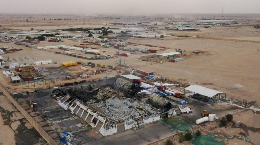 Foto udara menunjukkan kerusakan di kompleks perkantoran dan gudang yang digunakan oleh perusahaan AS Halliburton setelah serangan drone di Basra, Irak, Sabtu (7/3/2026). (REUTERS/Essam Al-Sudani)