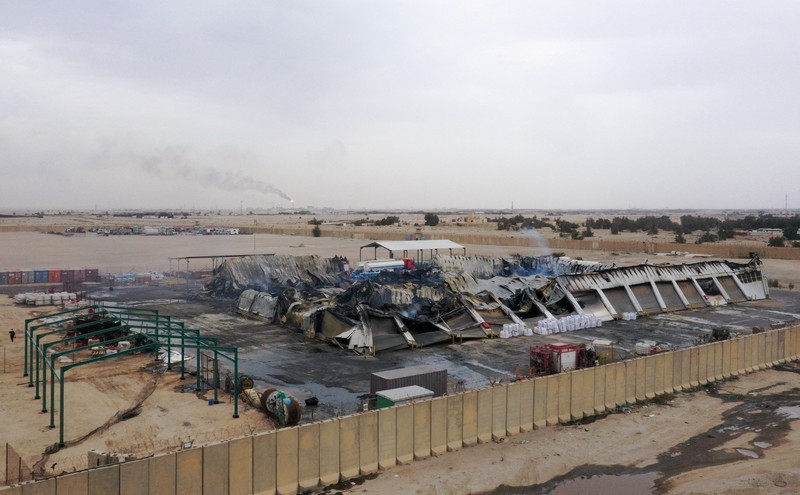 Foto udara menunjukkan kerusakan di kompleks perkantoran dan gudang yang digunakan oleh perusahaan AS Halliburton setelah serangan drone di Basra, Irak, Sabtu (7/3/2026). (REUTERS/Essam Al-Sudani)