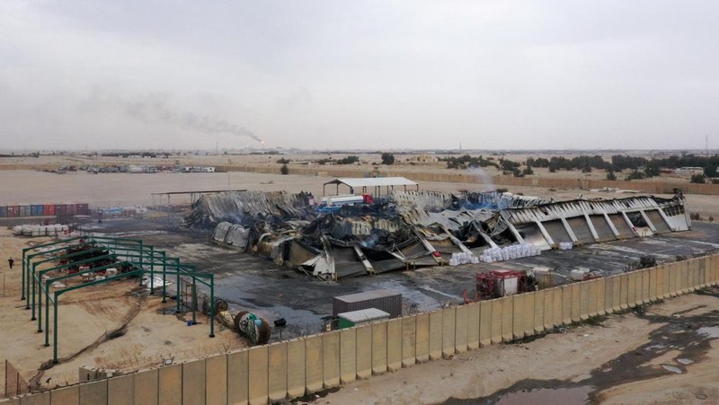 Foto udara menunjukkan kerusakan di kompleks perkantoran dan gudang yang digunakan oleh perusahaan AS Halliburton setelah serangan drone di Basra, Irak, Sabtu (7/3/2026). (REUTERS/Essam Al-Sudani)