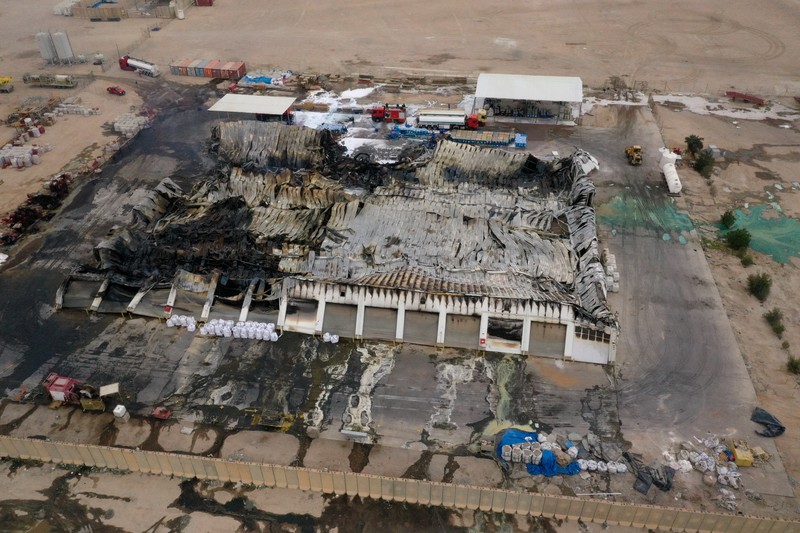 Foto udara menunjukkan kerusakan di kompleks perkantoran dan gudang yang digunakan oleh perusahaan AS Halliburton setelah serangan drone di Basra, Irak, Sabtu (7/3/2026). (REUTERS/Essam Al-Sudani)