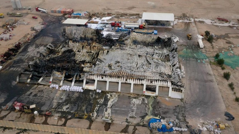 Foto udara menunjukkan kerusakan di kompleks perkantoran dan gudang yang digunakan oleh perusahaan AS Halliburton setelah serangan drone di Basra, Irak, Sabtu (7/3/2026). (REUTERS/Essam Al-Sudani)