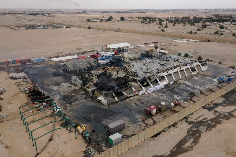 Foto udara menunjukkan kerusakan di kompleks perkantoran dan gudang yang digunakan oleh perusahaan AS Halliburton setelah serangan drone di Basra, Irak, Sabtu (7/3/2026). (REUTERS/Essam Al-Sudani)