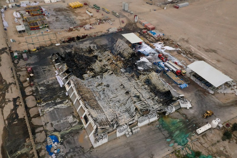 Foto udara menunjukkan kerusakan di kompleks perkantoran dan gudang yang digunakan oleh perusahaan AS Halliburton setelah serangan drone di Basra, Irak, Sabtu (7/3/2026). (REUTERS/Essam Al-Sudani)