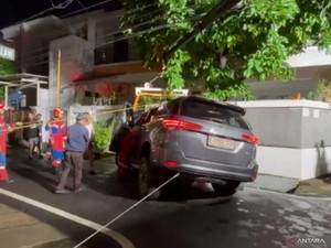 Anak Pak Eben Belajar Nyetir Malam-malam Malah Nyungsep ke Saluran Air