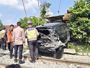 Mobil di Simalungun Ringsek Tertabrak Kereta Api Barang, Penumpang Selamat