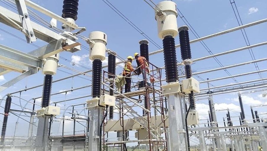 Petugas PLN NPC ketika melakukan pengecekan akhir pada infrastruktur kelistrikan Feeder Station (FS) 01 di Tunjung, Kelantan yang diselesaikan 15 hari lebih awal dari target. (Dok. PT PLN Persero)