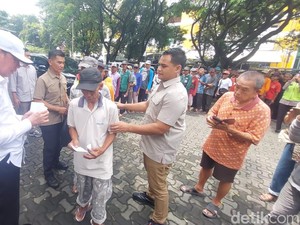 Jokowi Bagi-bagi Amplop dan Sembako ke Ratusan Tukang Becak di Solo