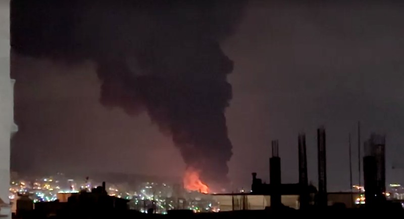 Api berkobar dan asap mengepul dari Depot Minyak Aqdasieh setelah dilaporkan terkena serangan, di tengah konflik AS-Israel dengan Iran, di Teheran, Iran, Sabtu (7/3/2026). (SOCIAL MEDIA/via REUTERS)