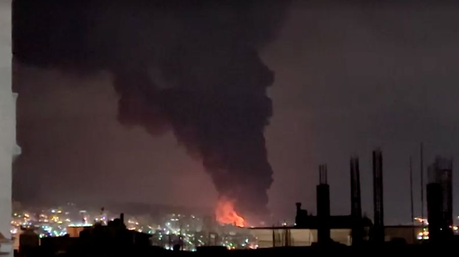 Api berkobar dan asap mengepul dari Depot Minyak Aqdasieh setelah dilaporkan terkena serangan, di tengah konflik AS-Israel dengan Iran, di Teheran, Iran, Sabtu (7/3/2026). (SOCIAL MEDIA/via REUTERS)