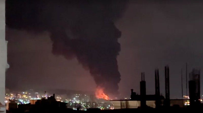 Api berkobar dan asap mengepul dari Depot Minyak Aqdasieh setelah dilaporkan terkena serangan, di tengah konflik AS-Israel dengan Iran, di Teheran, Iran, Sabtu (7/3/2026). (SOCIAL MEDIA/via REUTERS)