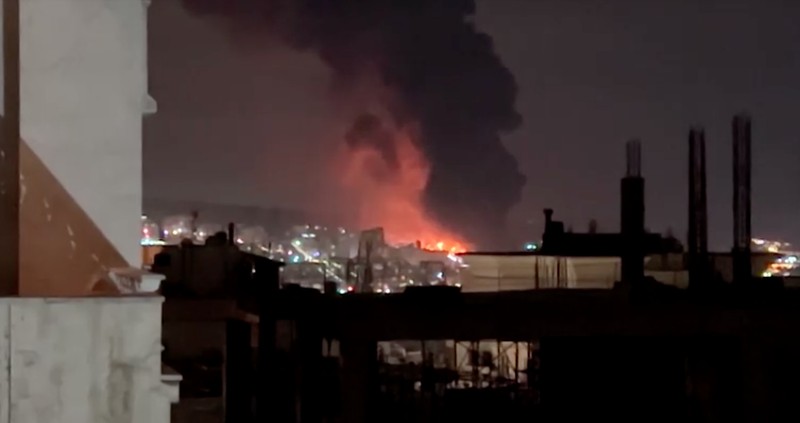 Api berkobar dan asap mengepul dari Depot Minyak Aqdasieh setelah dilaporkan terkena serangan, di tengah konflik AS-Israel dengan Iran, di Teheran, Iran, Sabtu (7/3/2026). (SOCIAL MEDIA/via REUTERS)