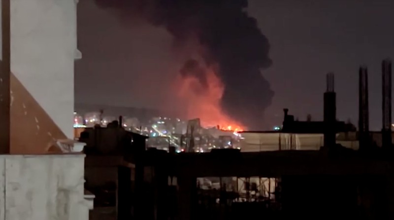 Api berkobar dan asap mengepul dari Depot Minyak Aqdasieh setelah dilaporkan terkena serangan, di tengah konflik AS-Israel dengan Iran, di Teheran, Iran, Sabtu (7/3/2026). (SOCIAL MEDIA/via REUTERS)