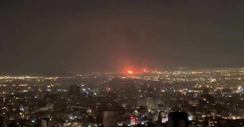 Api berkobar dan asap mengepul dari Depot Minyak Aqdasieh setelah dilaporkan terkena serangan, di tengah konflik AS-Israel dengan Iran, di Teheran, Iran, Sabtu (7/3/2026). (SOCIAL MEDIA/via REUTERS)