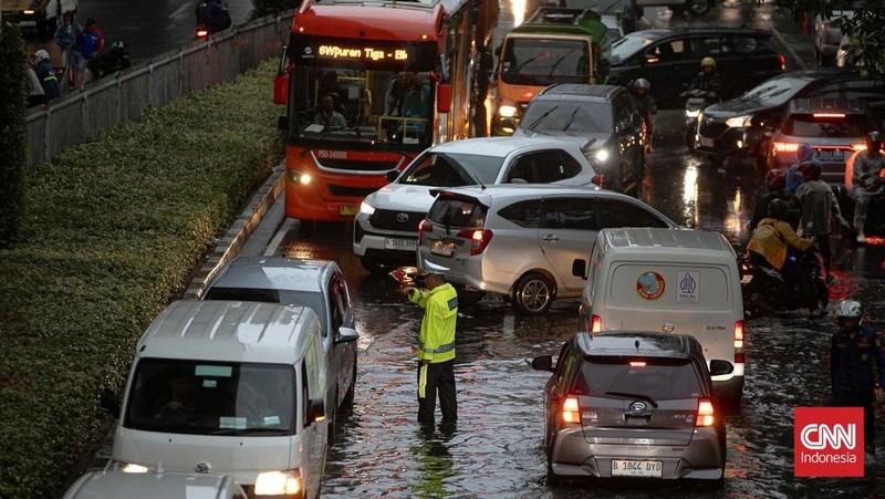 Banjir rendam underpass Mampang di Jakata, Minggu (8/3/2026). (CNN Indonesia)