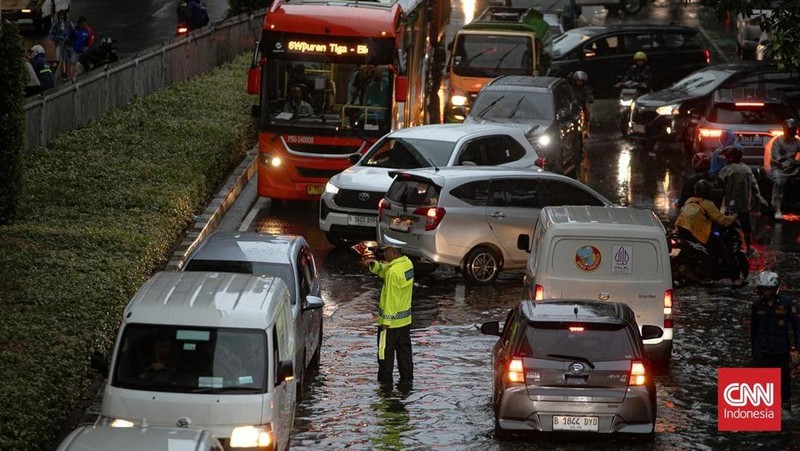 Banjir rendam underpass Mampang di Jakata, Minggu (8/3/2026). (CNN Indonesia)
