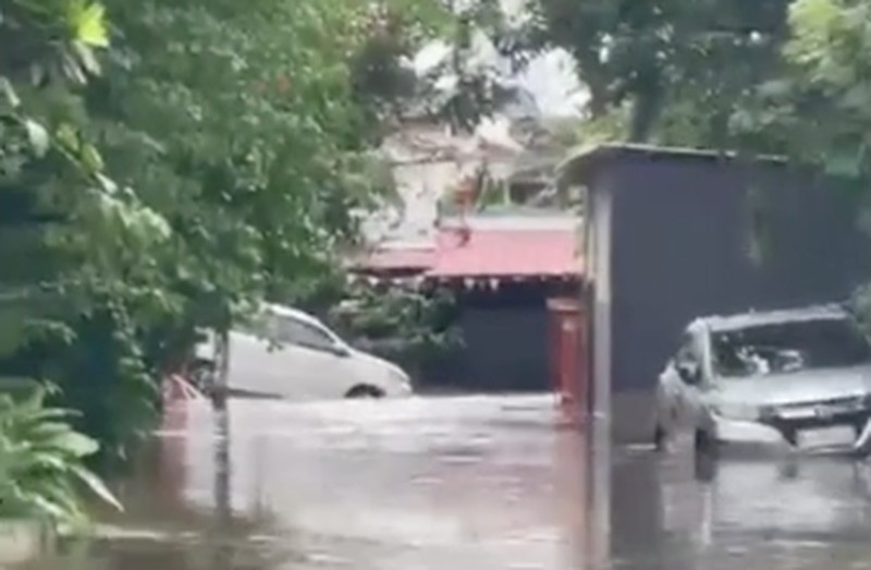 Banjir rendam underpass Mampang di Jakata, Minggu (8/3/2026). (CNN Indonesia)