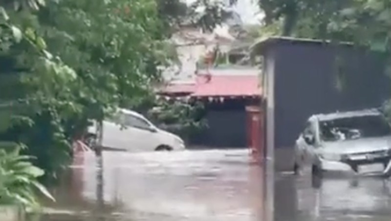 Banjir rendam underpass Mampang di Jakata, Minggu (8/3/2026). (CNN Indonesia)