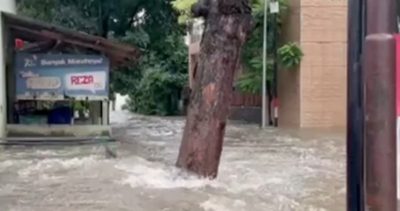 Banjir rendam underpass Mampang di Jakata, Minggu (8/3/2026). (CNN Indonesia)
