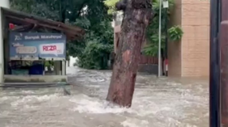 Banjir rendam underpass Mampang di Jakata, Minggu (8/3/2026). (CNN Indonesia)