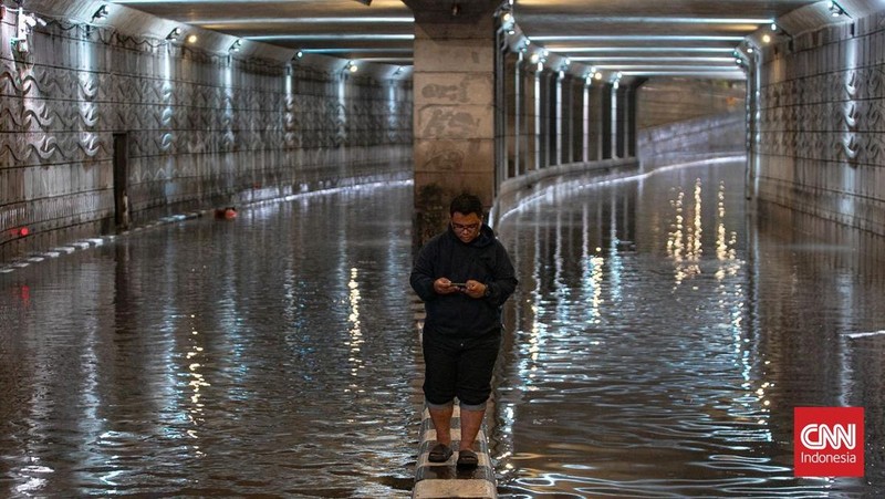 Banjir rendam underpass Mampang di Jakata, Minggu (8/3/2026). (CNN Indonesia)