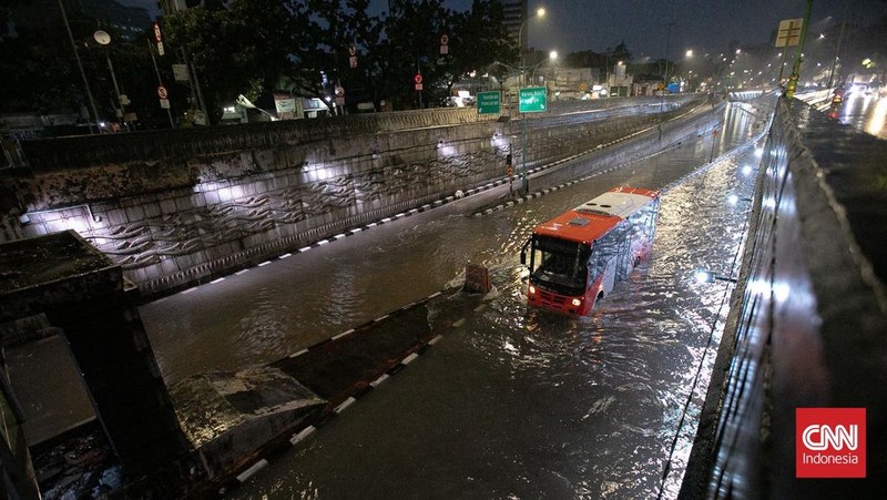 Banjir rendam underpass Mampang di Jakata, Minggu (8/3/2026). (CNN Indonesia)