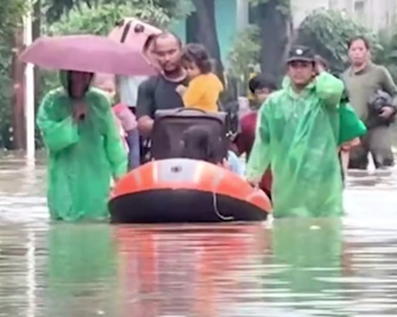 Banjir rendam underpass Mampang di Jakata, Minggu (8/3/2026). (CNN Indonesia)