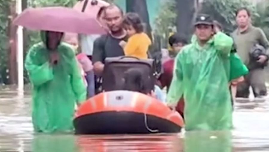 Banjir rendam underpass Mampang di Jakata, Minggu (8/3/2026). (CNN Indonesia)