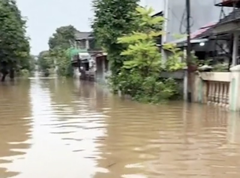 Banjir rendam underpass Mampang di Jakata, Minggu (8/3/2026). (CNN Indonesia)