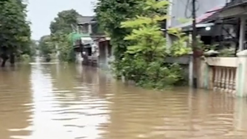 Banjir rendam underpass Mampang di Jakata, Minggu (8/3/2026). (CNN Indonesia)