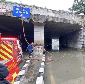 Potret Banjir Kepung Jakarta hingga Tangerang Usai Hujan Semalaman