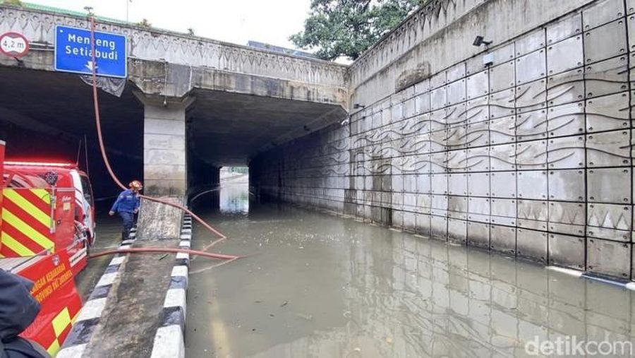 Banjir rendam underpass Mampang di Jakata, Minggu (8/3/2026). (CNN Indonesia)