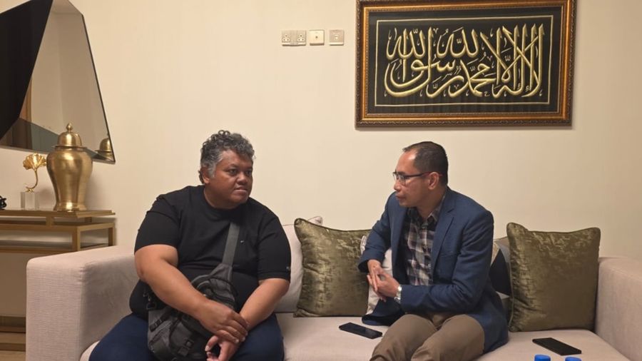 Duta Besar RI untuk UAE Judha Nugraha menerima ABK WNI yang selamat dari kapal yang melintasi Selat Hormuz. (Dok. KBRI Abu Dhabi)