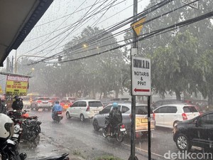 Cuaca Surabaya Hari Ini: Hujan Ringan tapi Suhu Hangat hingga Terik